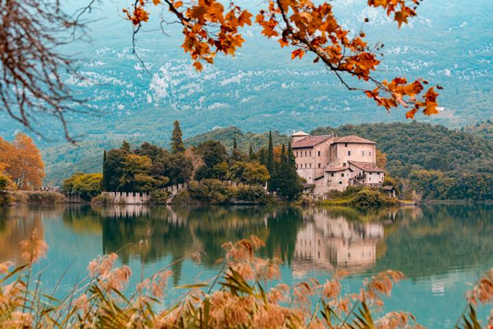 Fototrekking d'autunno in Trentino, 5 itinerari per vivere la magia del foliage